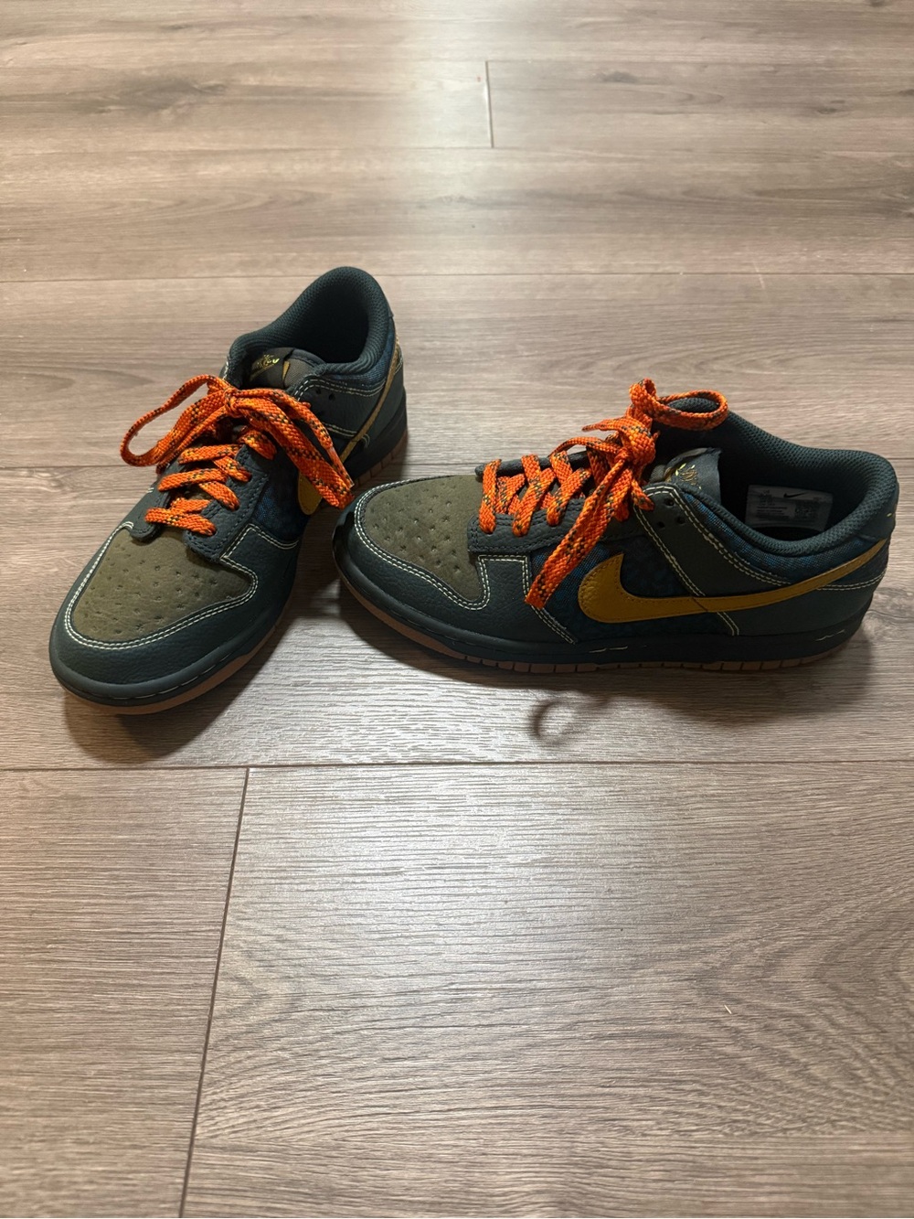 Nike Kids Low-Top Sneakers in Green and Orange